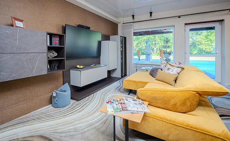 Wohnbeispiel Wohnzimmer mit gelbem Sofa