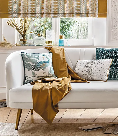Cremefarbenes Sofa mit Kissen