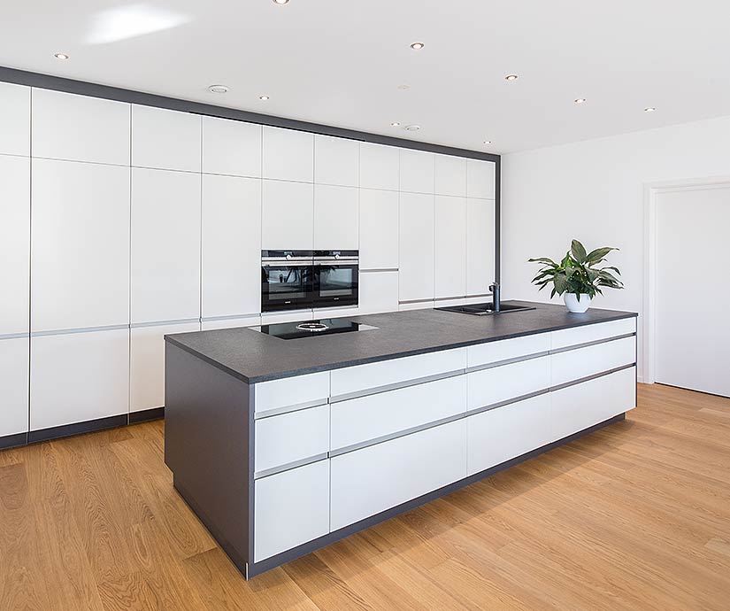 Moderne Küche mit freistehendem Küchenblock